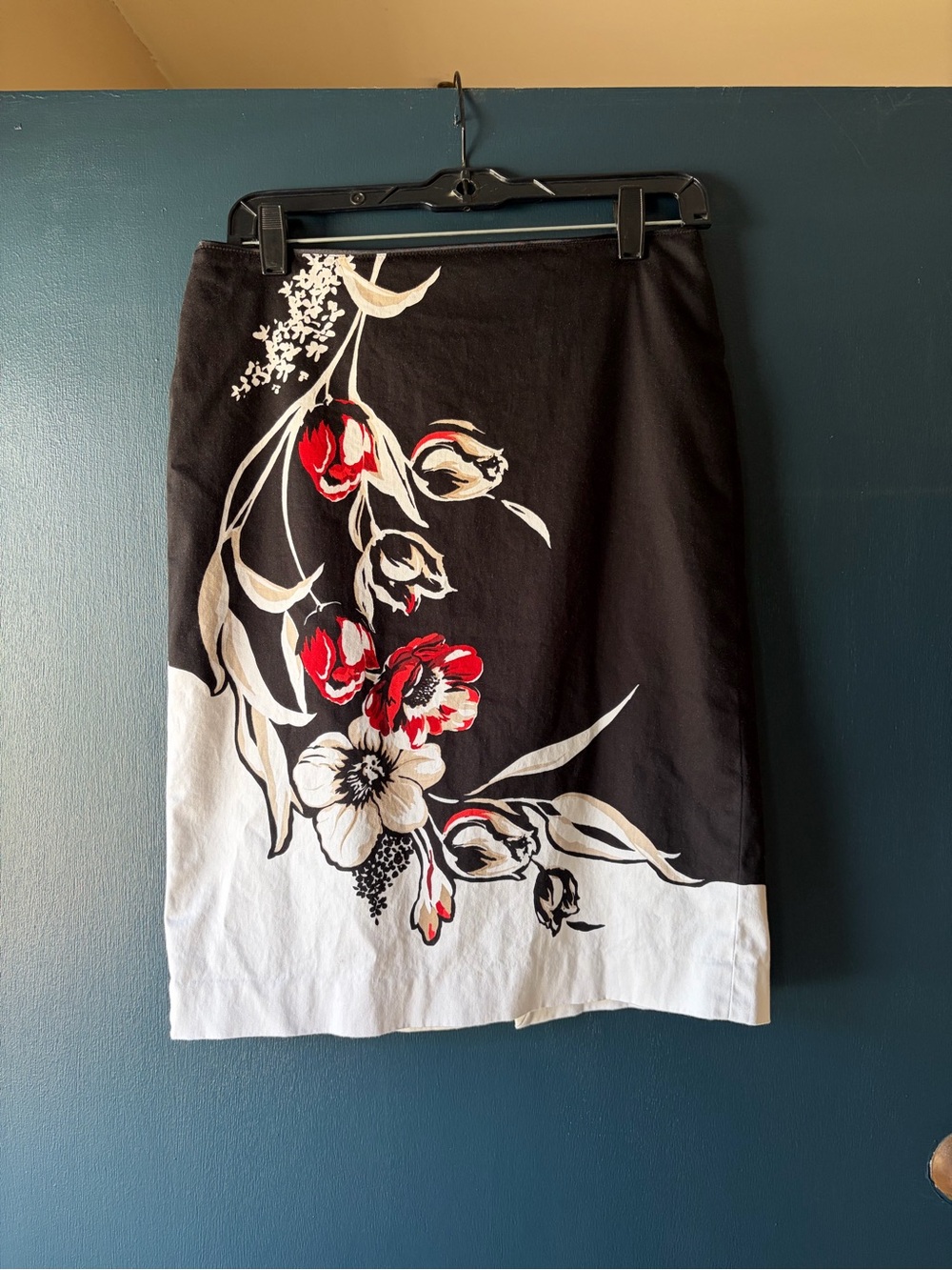 White House Black Market Black, White & Red Floral Pencil Skirt